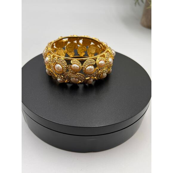 Ivana Trump Signed Vintage Faux Pearl Cabochon Gold Plated Hinged Bangle - Picture 2 of 8